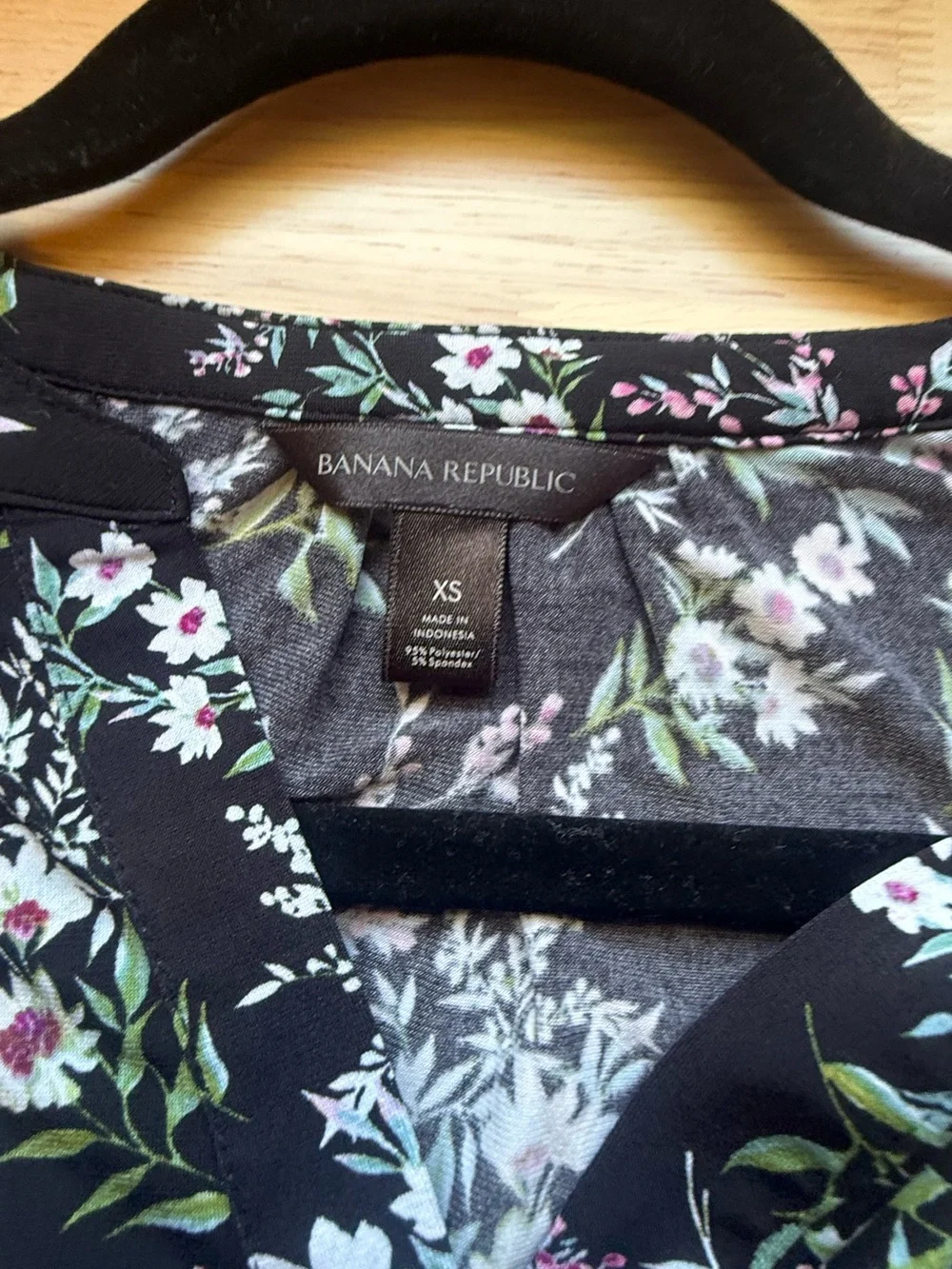 Women’s Banana Republic Black Floral V-Neck Blouse - Classic Floral Print